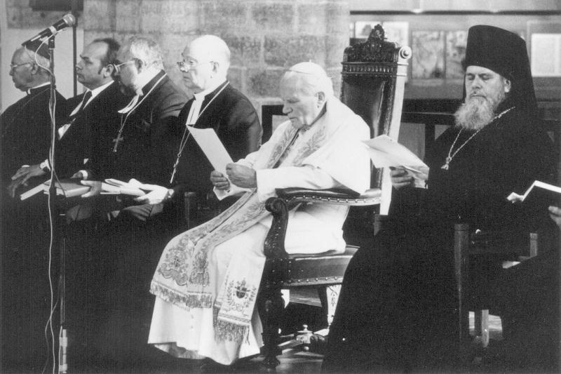 File:Tema Pühadus Paavst Johannes Paulus II Tallinna Raekojas.jpg
